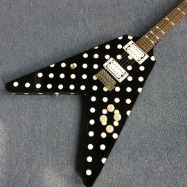 China. Guitarra eléctrica personalizada de alta calidad estilo V, tablero de madera de rosa, color blanco y negro, hardware de cromo proveedor