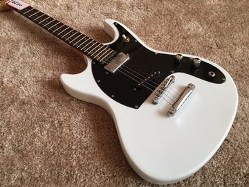 China. Guitarra personalizada de color blanco con el logotipo de Mosrite, cuerpo invertido de 6 cuerdas, guitarra eléctrica de fábrica, suministro directo. proveedor
