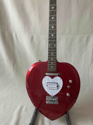 China. Guitarra eléctrica en forma de corazón personalizada en negro de corta escala cuerpo de caoba pick-ups pickup profesional de guitarra proveedor