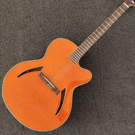 China. Guitarra de 6 cuerdas de color naranja, espalda roja y lateral, pickup lateral, cuerpo hueco proveedor
