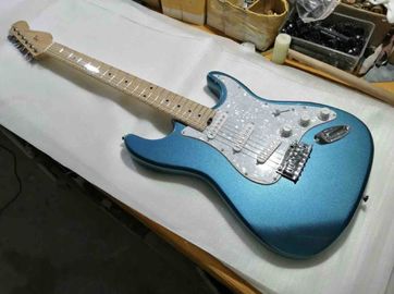 China. Color azul de metal, cuerpo sólido, picguard blanco, tablero de acero, guitarra eléctrica Elite. proveedor