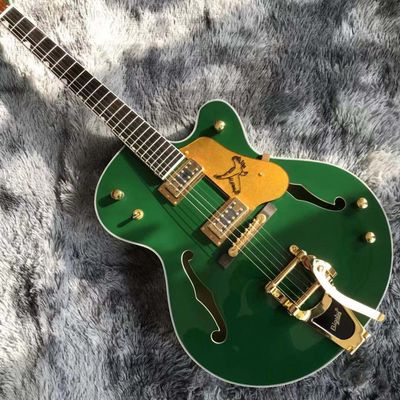 China. Guitarra eléctrica de jazz con cuerpo semi hueco con Bigsby Tremolo en color verde proveedor