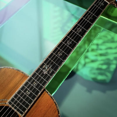 Guitarra hecha a mano con cola de paloma OOO Guitarra acústica sólida KOA Reverso proveedor