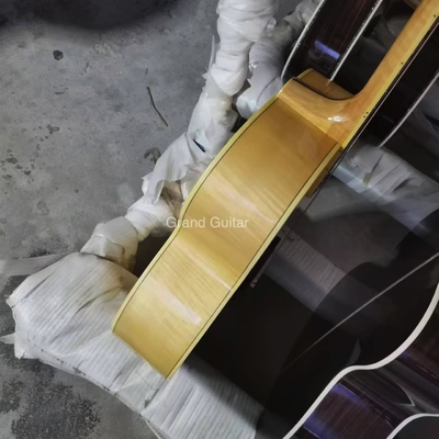 Consolidado a medida 43 pulgadas Jumbo Salón Guitarra acústica Arce de fuego Puente lateral de ébano proveedor