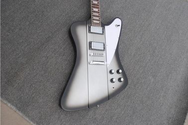 Alineaciones de plata Firebird Guitarra eléctrica colocada en el cuello estilo firebird guitarra personalizada bordes negros firebird proveedor