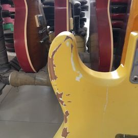 Guitarra eléctrica clásica, de mano. proveedor