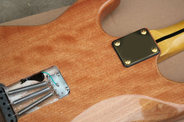 Guitarra eléctrica personalizada de color de madera natural con pickup de SSS, pickguard acrílico, cuello con cuello proveedor