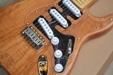 Guitarra eléctrica personalizada de color de madera natural con pickup de SSS, pickguard acrílico, cuello con cuello proveedor