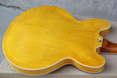 Guitarra eléctrica de cuerpo semi hueco amarillo personalizado con chapa de arce de fuego, tablero de fretwood de madera de rosa proveedor