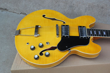 Guitarra eléctrica de cuerpo semi hueco amarillo personalizado con chapa de arce de fuego, tablero de fretwood de madera de rosa proveedor