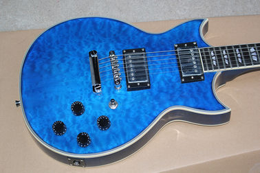 Guitarra eléctrica personalizada de cuerpo azul con chapa de arce, hardware cromado, cuerpo y cuello blanco. proveedor