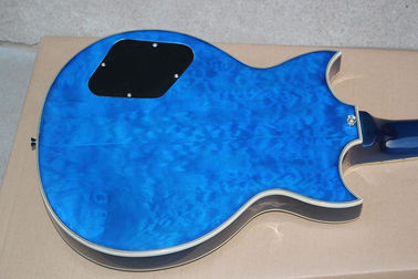 Guitarra eléctrica personalizada de cuerpo azul con chapa de arce, hardware cromado, cuerpo y cuello blanco. proveedor