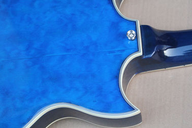 Guitarra eléctrica personalizada de cuerpo azul con chapa de arce, hardware cromado, cuerpo y cuello blanco. proveedor