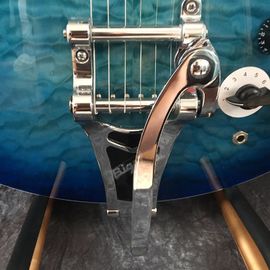 Concha semi hueca Archtop guitarra acolchada trans-azul con Bigsby proveedor