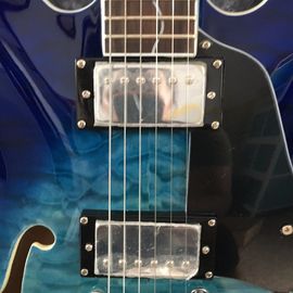 Concha semi hueca Archtop guitarra acolchada trans-azul con Bigsby proveedor