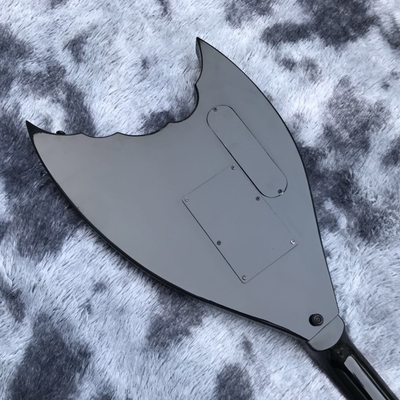 Bat negro personalizado con 6 cuerdas tremolo puente guitarra eléctrica cuerpo de caoba hardware negro proveedor