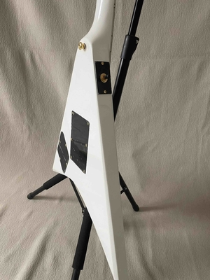 Guitarra eléctrica de forma V blanca Cuerpo sólido HH Pickup Hardware de oro proveedor