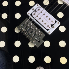 Guitarra eléctrica personalizada de alta calidad estilo V, tablero de madera de rosa, color blanco y negro, hardware de cromo proveedor