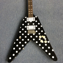 Guitarra eléctrica personalizada de alta calidad estilo V, tablero de madera de rosa, color blanco y negro, hardware de cromo proveedor