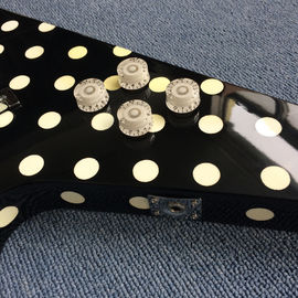 Guitarra eléctrica personalizada de alta calidad estilo V, tablero de madera de rosa, color blanco y negro, hardware de cromo proveedor