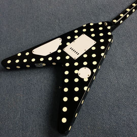 Guitarra eléctrica personalizada de alta calidad estilo V, tablero de madera de rosa, color blanco y negro, hardware de cromo proveedor