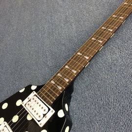 Guitarra eléctrica personalizada de alta calidad estilo V, tablero de madera de rosa, color blanco y negro, hardware de cromo proveedor