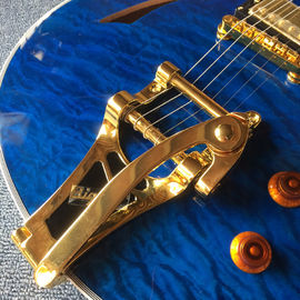 Guitarra eléctrica de jazz de alta calidad con Bigsby, tablero de ébano, guitarra con colchas de color Trans-azul proveedor