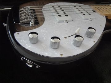 Guitarra de bajo de 5 cuerdas Erine Ball Sting Ray 5 cuerpo de arce gris acolchado cuello de arce y tabla proveedor