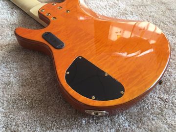 Guitarra baja de 6 cuerdas JP2 cuerpo de arce acolchado amarillo atrás y delante Recogidas activas Puentes dorados y sintonizador Alder con ebo proveedor