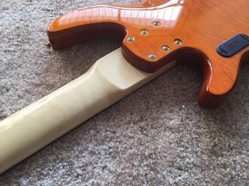 Guitarra baja de 6 cuerdas JP2 cuerpo de arce acolchado amarillo atrás y delante Recogidas activas Puentes dorados y sintonizador Alder con ebo proveedor