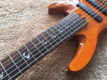 Guitarra baja de 6 cuerdas JP2 cuerpo de arce acolchado amarillo atrás y delante Recogidas activas Puentes dorados y sintonizador Alder con ebo proveedor