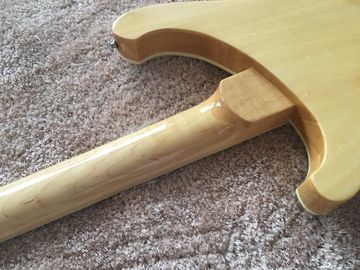 RIC BASS GUITAR 4003 Color natural en el cuello de madera de rosa con incrustación de tiburón con puentes personalizados proveedor