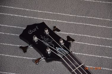 Guitarra de bajo de 4 cuerdas Cort Gene Simmons AXE Guitarra de alta calidad en stock y envío gratuito con bajo costo suministro de fábrica d proveedor