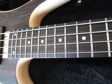 4 cuerdas de bajo de la guitarra de madera de nuez con cuerpo de ceniza Puentes originales Cuello a través del cuerpo incrustación de puntos MOP en fretboar de madera de rosa proveedor