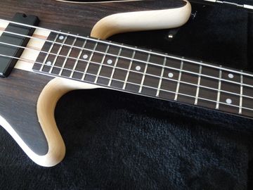 4 cuerdas de bajo de la guitarra de madera de nuez con cuerpo de ceniza Puentes originales Cuello a través del cuerpo incrustación de puntos MOP en fretboar de madera de rosa proveedor