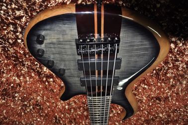 Mayones guitarra de bajo personalizada 6 cuerdas guitarra de bajo eléctrica Cuello a través del cuerpo Alder con arce en llamas Recogidas activas proveedor