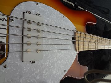 5 cuerdas bajo guitarra Ernie bola músico Sting Ray5 bajo color Sunburst Recogidas activas proveedor