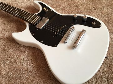 Guitarra personalizada de color blanco con el logotipo de Mosrite, cuerpo invertido de 6 cuerdas, guitarra eléctrica de fábrica, suministro directo. proveedor