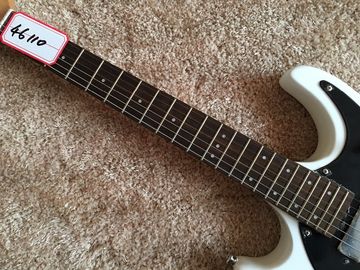 Guitarra personalizada de color blanco con el logotipo de Mosrite, cuerpo invertido de 6 cuerdas, guitarra eléctrica de fábrica, suministro directo. proveedor
