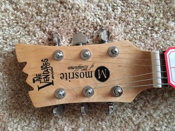 Guitarra personalizada de color blanco con el logotipo de Mosrite, cuerpo invertido de 6 cuerdas, guitarra eléctrica de fábrica, suministro directo. proveedor