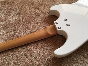 Guitarra personalizada de color blanco con el logotipo de Mosrite, cuerpo invertido de 6 cuerdas, guitarra eléctrica de fábrica, suministro directo. proveedor