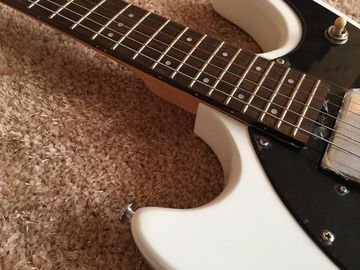 Guitarra personalizada de color blanco con el logotipo de Mosrite, cuerpo invertido de 6 cuerdas, guitarra eléctrica de fábrica, suministro directo. proveedor