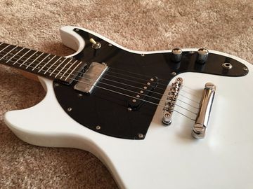 Guitarra personalizada de color blanco con el logotipo de Mosrite, cuerpo invertido de 6 cuerdas, guitarra eléctrica de fábrica, suministro directo. proveedor