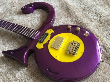 Guitarra personalizada tienda de guitarra príncipe guitarra de color púrpura barco ancla guitarra eléctrica con material de oro plástico pickguard proveedor