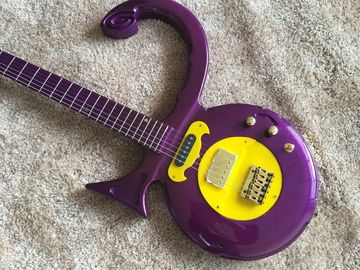 Guitarra personalizada tienda de guitarra príncipe guitarra de color púrpura barco ancla guitarra eléctrica con material de oro plástico pickguard proveedor