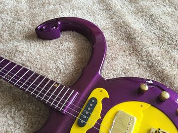 Guitarra personalizada tienda de guitarra príncipe guitarra de color púrpura barco ancla guitarra eléctrica con material de oro plástico pickguard proveedor