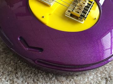 Guitarra personalizada tienda de guitarra príncipe guitarra de color púrpura barco ancla guitarra eléctrica con material de oro plástico pickguard proveedor