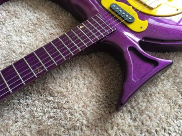 Guitarra personalizada tienda de guitarra príncipe guitarra de color púrpura barco ancla guitarra eléctrica con material de oro plástico pickguard proveedor