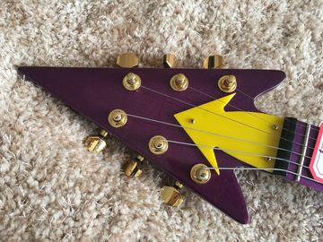 Guitarra personalizada tienda de guitarra príncipe guitarra de color púrpura barco ancla guitarra eléctrica con material de oro plástico pickguard proveedor