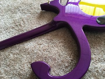 Guitarra personalizada tienda de guitarra príncipe guitarra de color púrpura barco ancla guitarra eléctrica con material de oro plástico pickguard proveedor